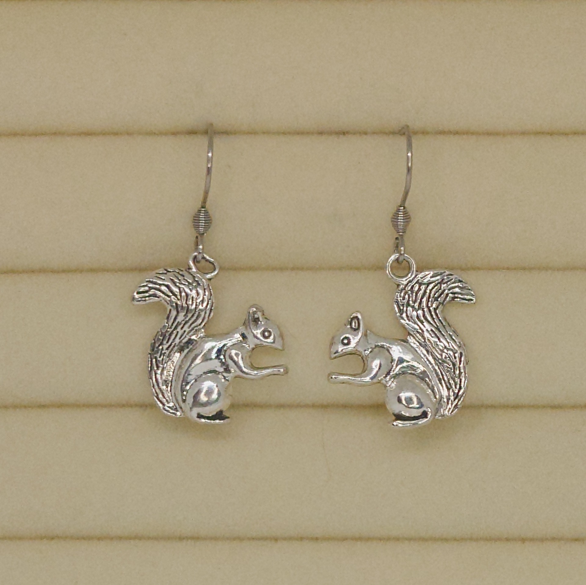 MUUT ELÄINAIHEISET KORVAKORUT